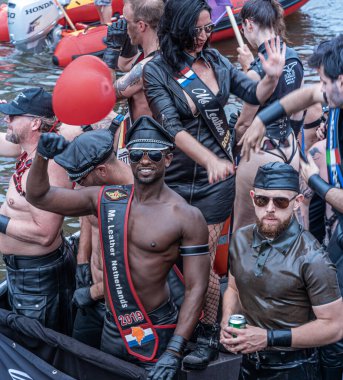 Amsterdam, Hollanda 'da. 3 Ağustos 2019. Bir grup eşcinsel erkek ve kadın, Kanal Gay Gururu 'nun tekne geçidinde yürüyorlar.