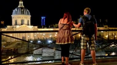Fransa. Ağustos 2017. Genç çift gece vakti Fransa Enstitüsü 'ne fotoğraf çekiyor.
