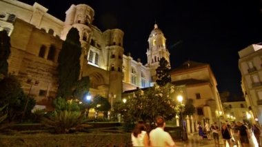 Malaga, İspanya. Ekim 2017 civarı. İnsanlar geceleri yürüyor. Arkaplanda katedral.