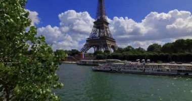 Fransa 'nın başkenti Paris' te güneşli bir günde Eyfel Kulesi 'nin yanından geçen bir yolcu gemisi..