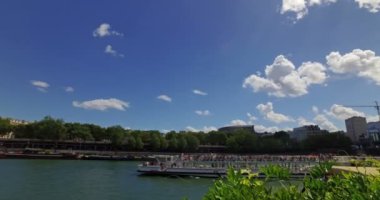 Fransa 'nın başkenti Paris' te güneşli bir günde Eyfel Kulesi 'nin yanından geçen bir yolcu gemisi..