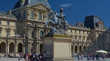 Paris, Fransa. Aralık 2017. Güneşli bir günde Louvre Müzesi 'nin önünde turistlerin aşırı düşüşü.