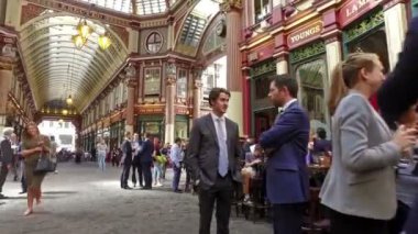 Londra, Birleşik Krallık. Temmuz 2017 dolaylarında. Leadenhall 'daki barlarda içki içen işçiler piyasayı korudular..