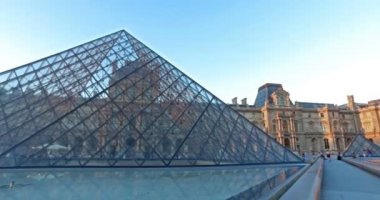 Fransa. Ağustos 2016 dolayları. Günbatımında Louvre Müzesi 'nin önünde turistler. Dolly kamera hareketi.