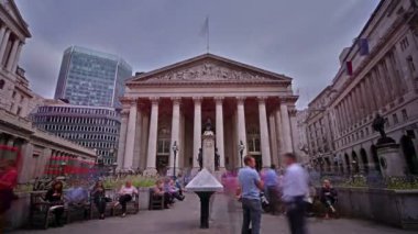 Londra, Uk. Ağustos 2017. İnsanların zaman çizelgesi ve Kraliyet Borsası binası cephesi