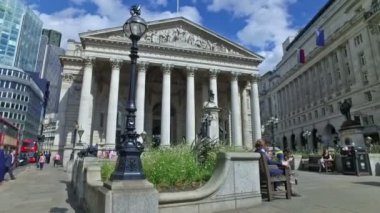 Londra şehrinin işçileri Londra 'daki Royal Exchange binasından geçiyorlar. Yavaş hareket. Londra, İngiltere. Temmuz 2017.