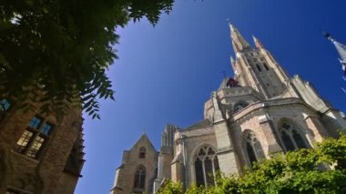 Brüksel 'deki Meryem Kilisesi, güneşli bir günde Belçika