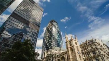 Londra, Uk. Ağustos 2016 dolayları. Güneşli bir günde Gherkin binasının ve şehrin ufuk çizgisinin zaman aşımı. Londra, Birleşik Krallık.