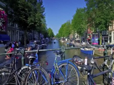 Amsterdam, Hollanda. Ekim 2017 civarı. Tur teknesi kanalda yelken açar.