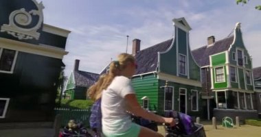 Zaanse Schans, Hollanda. Ekim 2017. İnsanlar yel değirmenlerini ve çiftlik köyünü ziyaret ediyor.