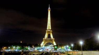 Paris, Fransa. Ağustos 2016 dolayları. Geceleyin Eyfel Kulesi 'ni ziyaret eden turistlerin zamanı..