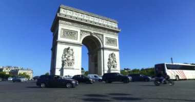 Paris, Fransa 'da güneşli bir günde Zafer Kemeri' nin etrafında trafik vardı. Kamera hareketi.