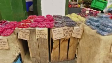 Londra, Birleşik Krallık. Ağustos 2016 dolayları. Borough pazarındaki meyve ve sebze dükkanları.