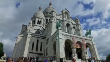 Paris, Fransa. Aralık 2017. Turistlerle dolu İsa 'nın Kutsal Yüreği cephesi.