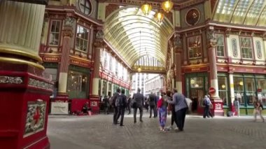 Londra, Birleşik Krallık. Temmuz 2017 dolaylarında. Leadenhall 'daki işçiler ve turistler pazarı kapsıyordu. Yavaş çekim.