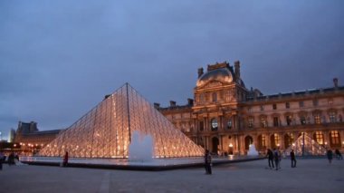 Paris, Fransa. Ağustos 2017. Gece Louvre Müzesi 'nin önünde turistler.