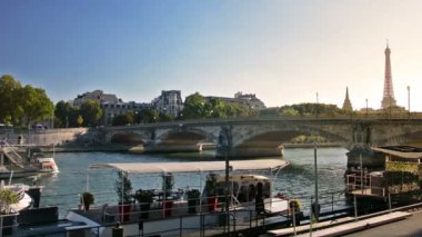 Paris, Fransa. Ağustos 2017. Turist teknesi Seine Nehri 'nden gün batımında kalkıyor. Arka planda Eyfel kulesi.