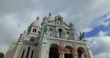 Paris, Fransa. Aralık 2017. Turistlerle dolu İsa 'nın Kutsal Yüreği cephesi.