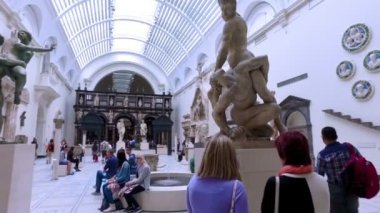 Londra mı? Birleşik Krallık. Ağustos 2016. Victoria ve Albert Müzesi ziyaretçileri. Yavaş çekim.