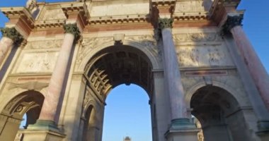 Paris, Fransa. Ağustos 2016 dolayları. Turistler Tuileries bahçelerinde Zafer Takı (Arc de Triomphe du Carrousel). Kamera kulesi hareketi.