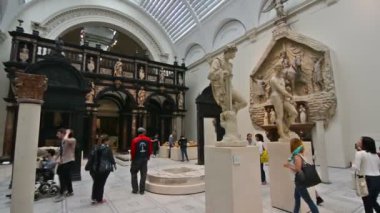 Londra mı? Birleşik Krallık. Ağustos 2016. Victoria ve Albert Müzesi ziyaretçileri