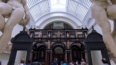 Londra mı? Birleşik Krallık. Ağustos 2016. Victoria ve Albert Müzesi ziyaretçileri. Yavaş çekim.