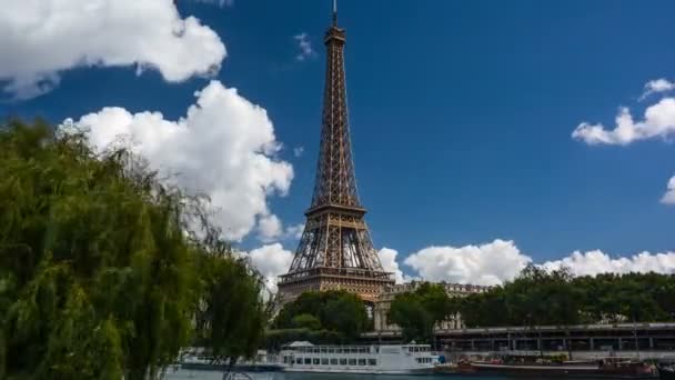 Timelapse Torre Eiffel Com Nuvens Dia Ensolarado — Vídeo de Stock