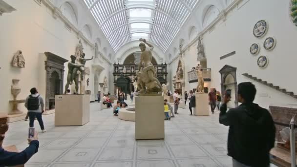 Лондон Великобритания Август 2016 Посетители Музея Виктории Альберта — стоковое видео