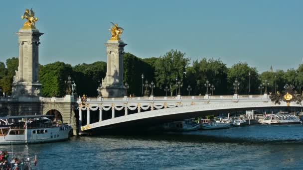 Парусник Мостом Александра Iii — стоковое видео