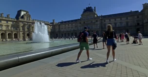 Francia Alrededor Agosto 2016 Museo Del Louvre Día Soleado Movimiento — Vídeo de stock