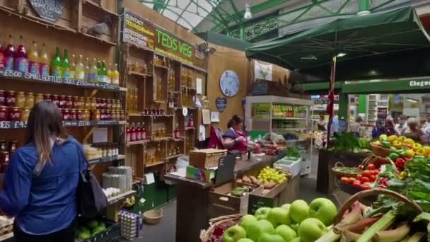 イギリス ロンドン 2016年8月 買収市場における果物店 — ストック動画