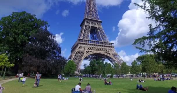 Paris Frankreich August 2016 Tourist Relaxen Einem Park Neben Dem — Stockvideo