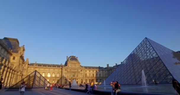 Fransa Ağustos 2016 Dolayları Günbatımında Louvre Müzesi Nin Önünde Turistler — Stok video