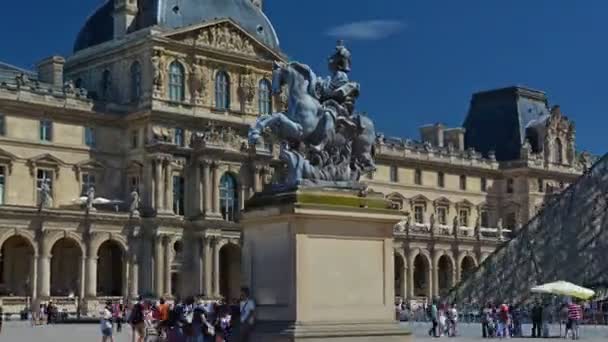 프랑스 2017 루브르 박물관 밖에서 관광객의 — 비디오