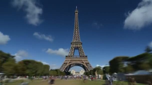 Hyperlapse Torre Eiffel Com Nuvens Dia Ensolarado — Vídeo de Stock