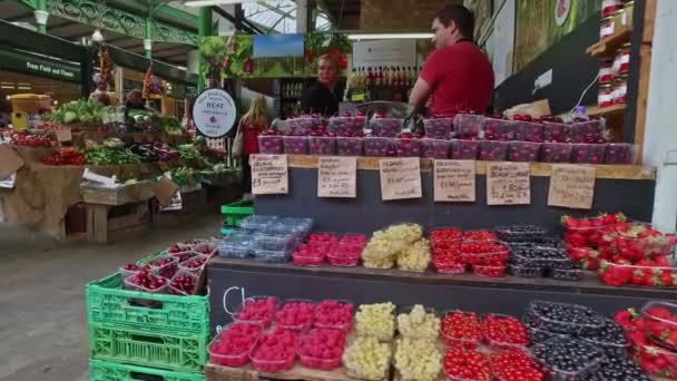 Londyn Wielka Brytania Około Sierpnia 2016 Sklepy Owocowo Warzywne Rynku — Wideo stockowe