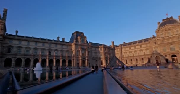 2016年8月 日落时参观卢浮宫外的游客 多利相机运动 — 图库视频影像