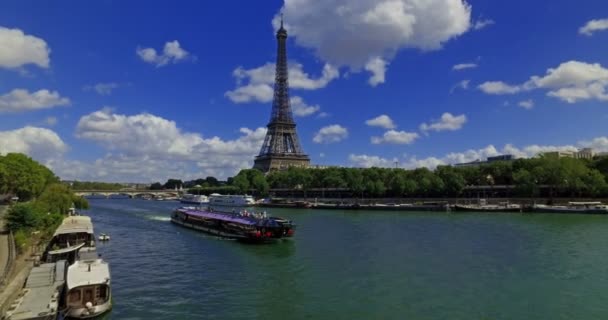 Pase Crucero Junto Torre Eiffel Día Soleado París Francia — Vídeo de stock