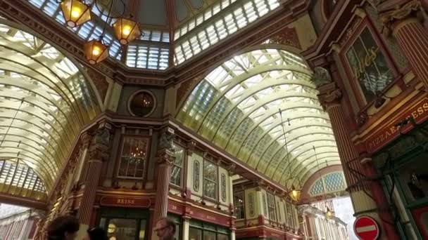 イギリス ロンドン 2017年7月 リーデンホールのビジネスマンや観光客が市場をカバーした スローモーション — ストック動画