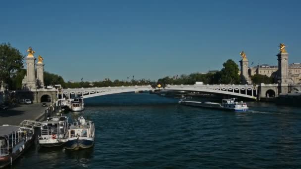 Barco Turístico Navega Sob Ponte Alexandre Iii — Vídeo de Stock