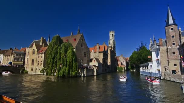 ベルギーのブルージュで晴れた日に建物や運河の街の風景 場面によっては — ストック動画