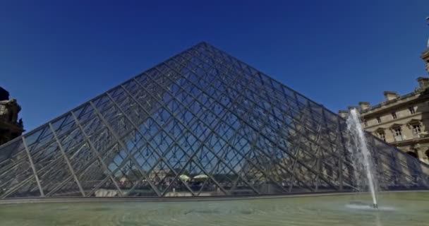 Francia Alrededor Agosto 2016 Museo Del Louvre Día Soleado Movimiento — Vídeo de stock