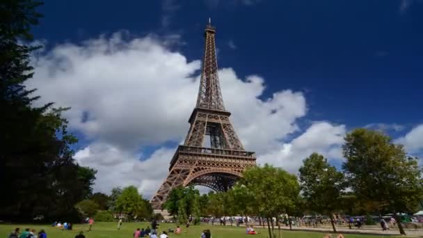 Lapso Tiempo Torre Eiffel Con Nubes Día Soleado — Vídeo de stock