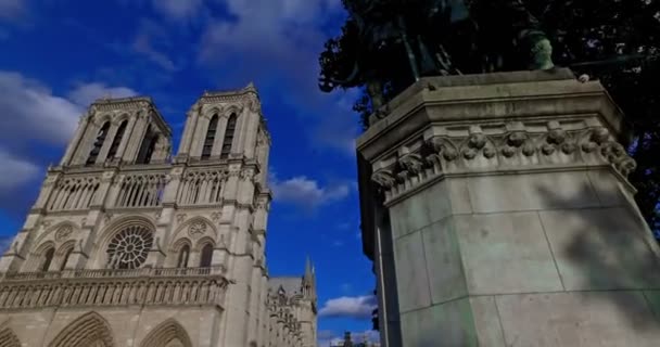 Movimiento Cámara Fachada Catedral Notre Dame Con Nubes Cielo Azul — Vídeos de Stock