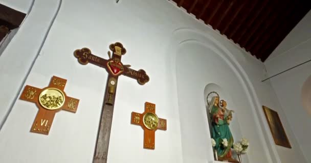 Frijiliana Spanien Juli 2016 Kirchenraum Kreuze Jungfrau Und Christus — Stockvideo