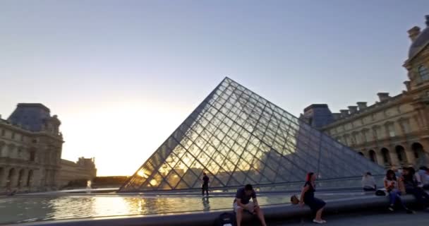 Francia Alrededor Agosto 2016 Turistas Fuera Del Museo Del Louvre — Vídeo de stock