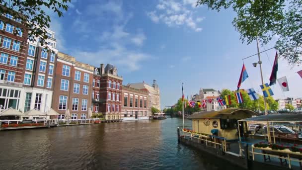 Passeio Barco Navega Canal Amesterdão Dia Ensolarado — Vídeo de Stock