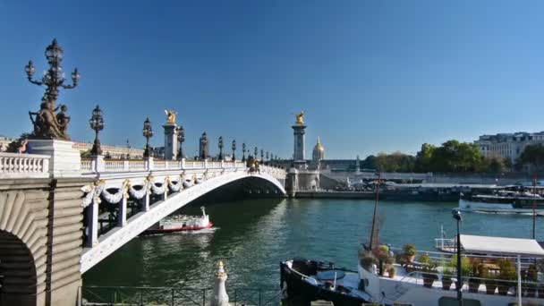 Paris França Por Volta Agosto 2017 Barco Turístico Navega Sob — Vídeo de Stock