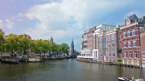 Tour Βάρκα Πλέει Στο Κανάλι Του Άμστερνταμ Μια Ηλιόλουστη Μέρα — Αρχείο Βίντεο