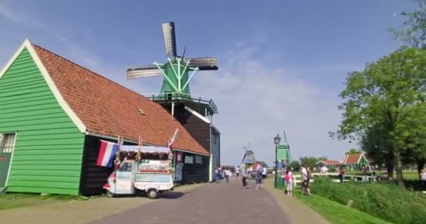 オランダのザーンセ スカンスシルカ2017年10月風車や農村を訪れる人々 シネマティックカメラの動き — ストック動画